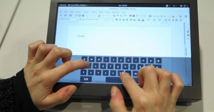 mani che digitano su tastiera virtuale tablet